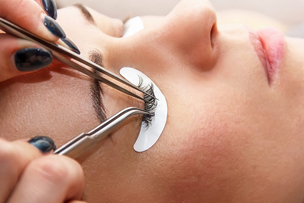 Eyelash at the beauty salon, the process of building